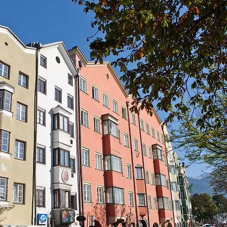Maximilian In Old Town 因斯布鲁克
